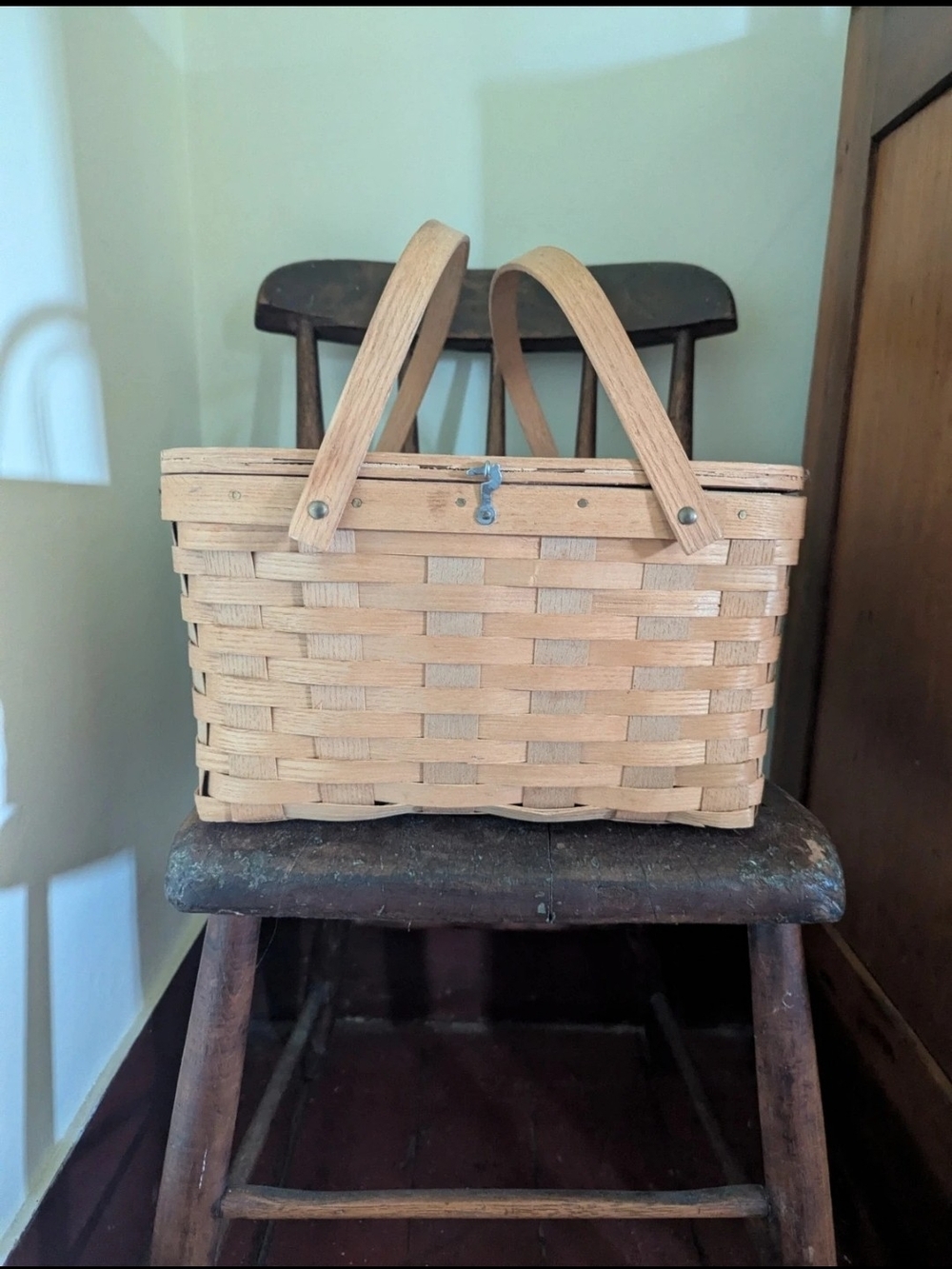 Rindge Picnic Basket
Top double handle
riser
Pie carrier
Hinged lid Vintage USA
